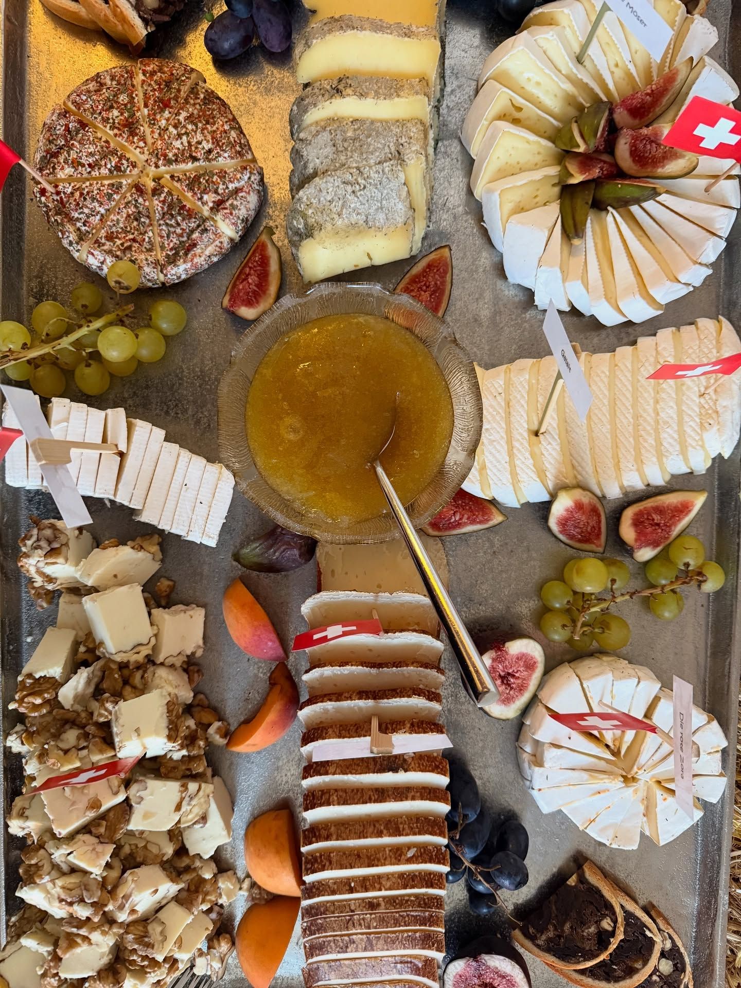 🇨🇭 Happy 1. August! 🧀✨
Heute feiern wir die Schweiz mit einer köstlichen Auswahl an feinstem Käse, Raclette, Grillspezialitäten und hausgemachter Bowle. Perfekt, um gemeinsam anzustossen und zu geniessen!

🥂 Auf einen genussvollen Nationalfeiertag, mit gutem Essen, schönen Momenten und Schweizer Traditionen.

#1August #Nationalfeiertag #CheeseLovers #SwissCheese #FoodieMoment #FeiernWieDieSchweizer