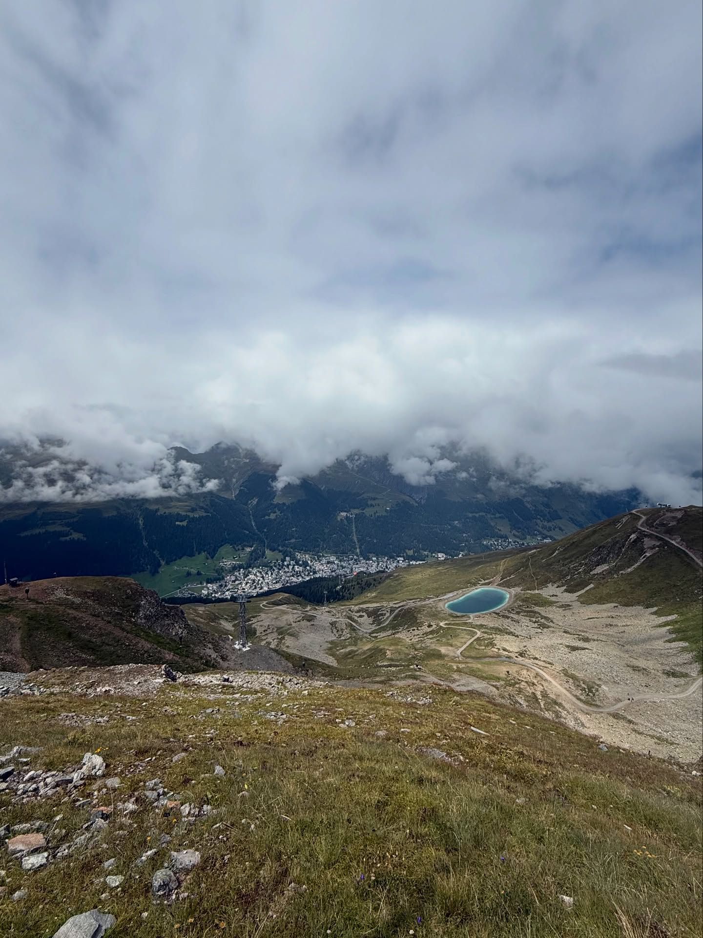 Jakobshorn Vibes
Zwischen Wolkenmeer und purer Natur. Hier oben fühlt sich die Welt so leicht an. Davos von seiner schönsten Seite! 

📍 Jakobshorn, Davos
#Jakobshorn #Davos #Bergliebe #Alpenpanorama #HikingVibes #Switzerland #davosklosters